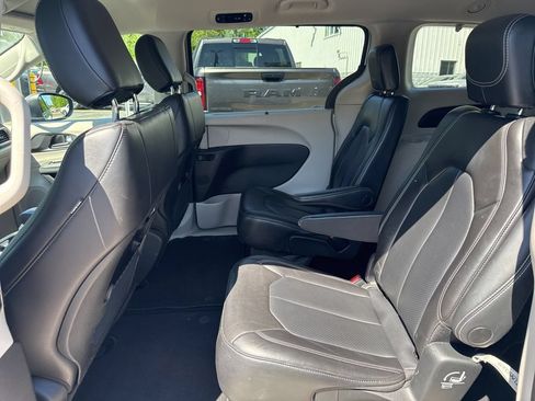 Used 2023 Chrysler Pacifica Touring-L FWD image 14