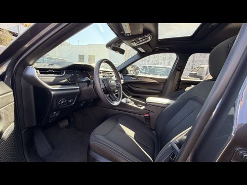Used 2025 Jeep Grand Cherokee L Laredo RWD image 5