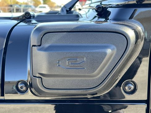 Used 2024 Jeep Wrangler Unlimited image 37