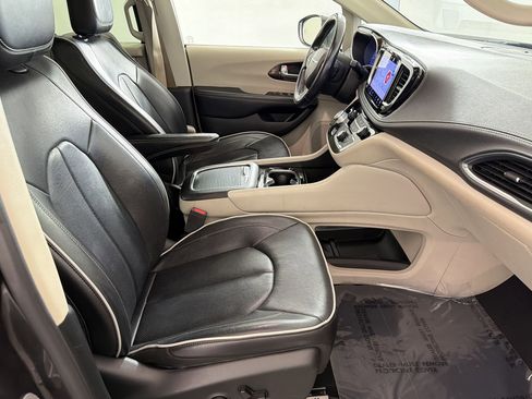 Used 2022 Chrysler Pacifica Limited FWD image 35
