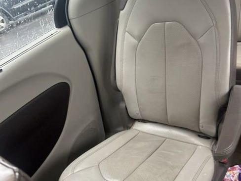 Used 2018 Chrysler Pacifica Touring-L image 28