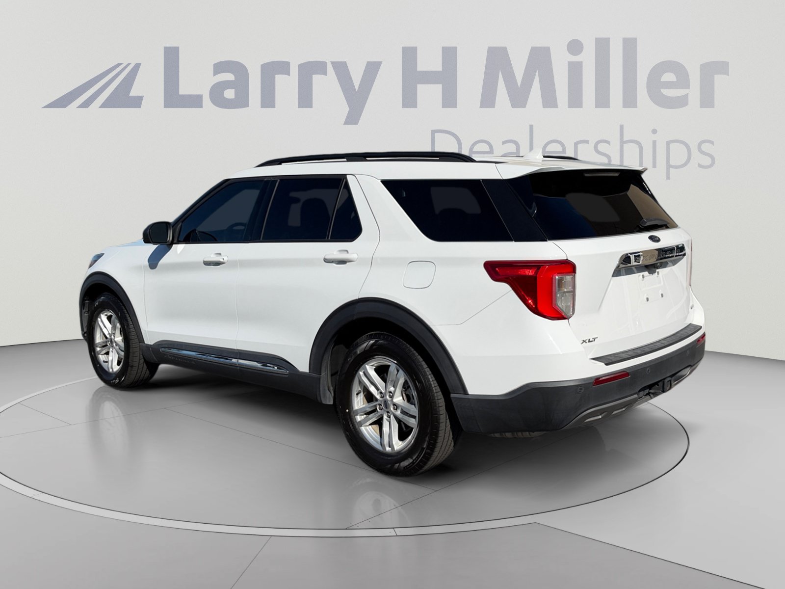 Used 2020 Ford Explorer XLT w/ Equipment Group 202A RWD image 3