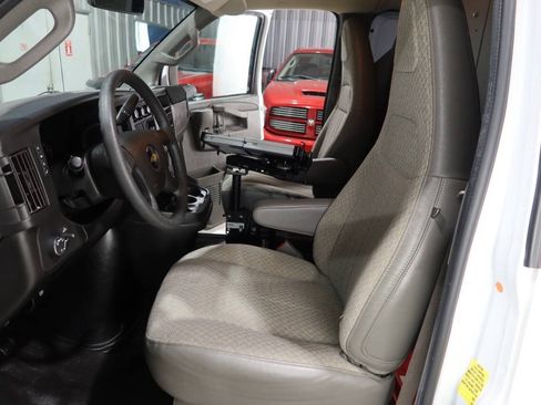 Used 2021 Chevrolet Express 2500 RWD image 20