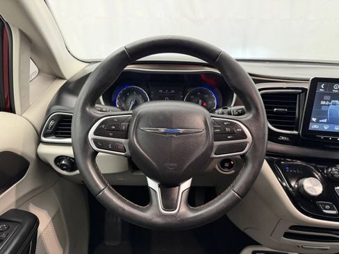 Used 2017 Chrysler Pacifica Touring-L FWD image 10