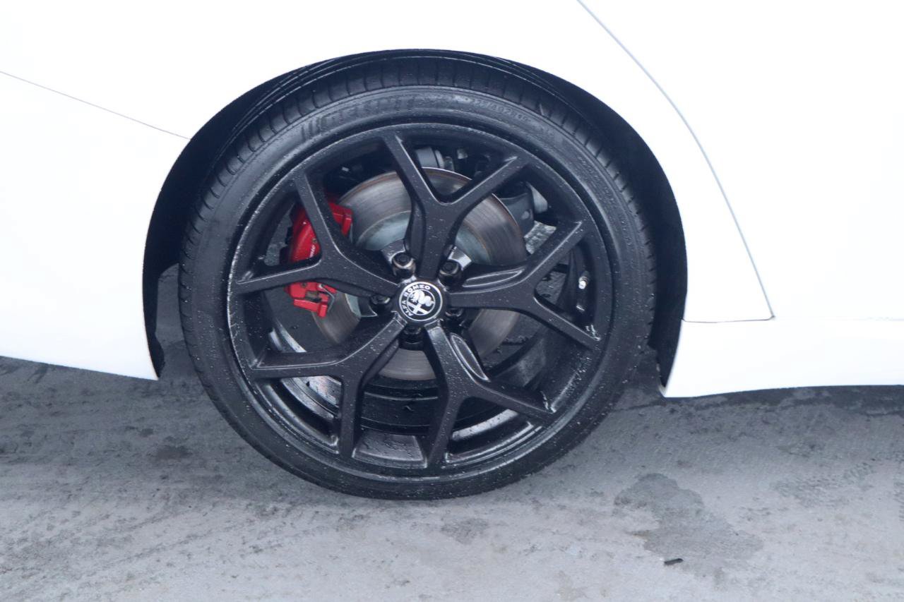 Used 2019 Alfa Romeo Giulia w/ Quick Order Package 22K Sport RWD image 5