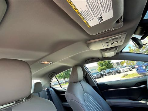 Used 2020 Toyota Camry SE image 12