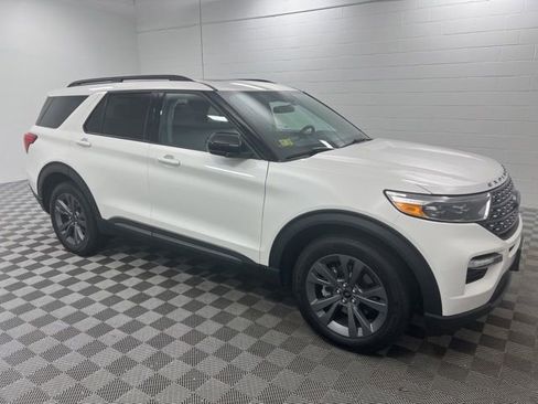 Used 2023 Ford Explorer XLT w/ Equipment Group 202A AWD/4WD image 4