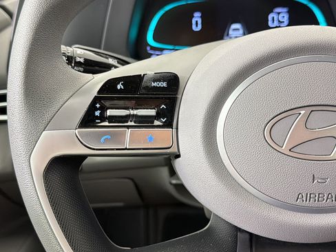 Used 2025 Hyundai Elantra SE image 17