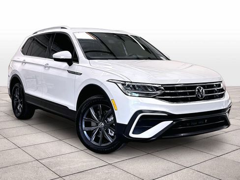 Used 2023 Volkswagen Tiguan SE FWD image 3