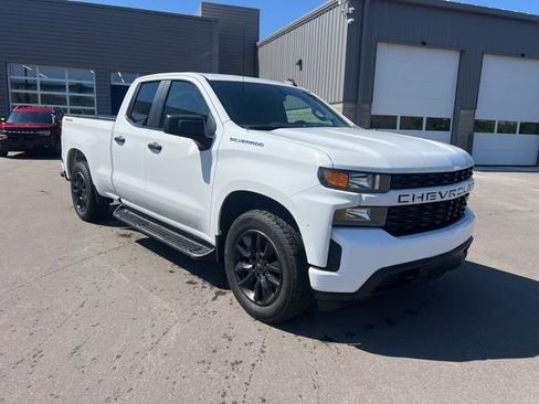 Used 2020 Chevrolet Silverado 1500 Custom w/ Custom Value Package AWD/4WD image 3
