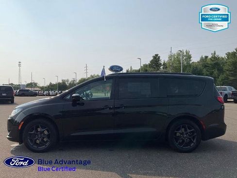 Used 2020 Chrysler Pacifica Touring-L FWD image 28