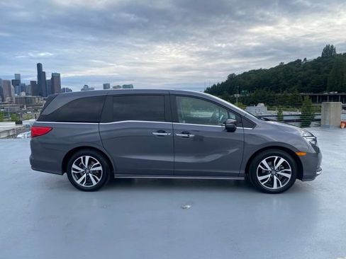 Certified 2023 Honda Odyssey Touring image 3