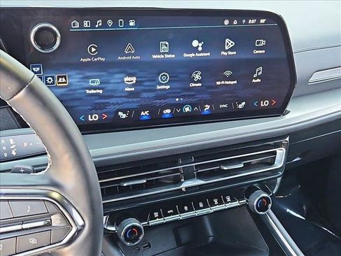 Used 2025 Chevrolet Traverse LT FWD image 14