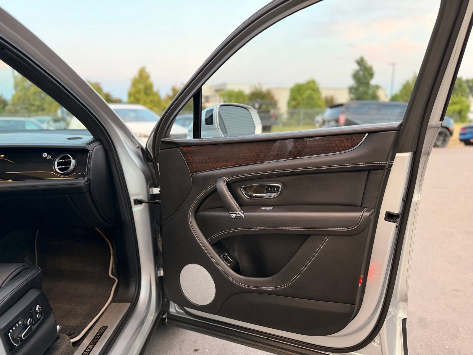 Used 2019 Bentley Bentayga AWD/4WD image 31