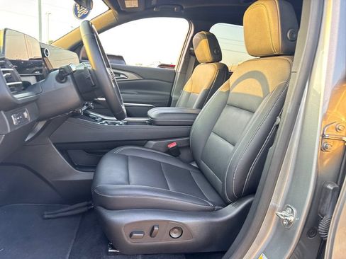 Used 2025 Chevrolet Traverse LT FWD image 16