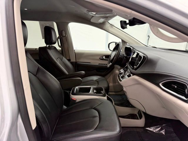Used 2024 Chrysler Pacifica Touring-L AWD/4WD image 23