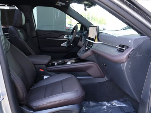 Used 2025 Ford Explorer Platinum w/ Ultimate Package AWD/4WD image 31