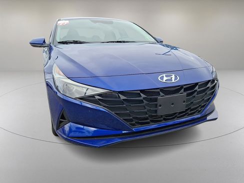 Certified 2023 Hyundai Elantra SE image 2