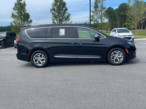 Used 2023 Chrysler Pacifica Limited FWD image 10