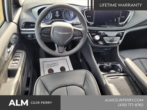 New 2026 Chrysler Pacifica Limited w/ Uconnect Theater Family Group FWD image 10