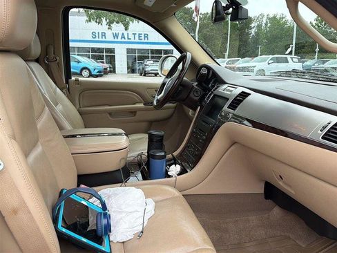 Used 2010 Cadillac Escalade ESV Premium RWD image 32