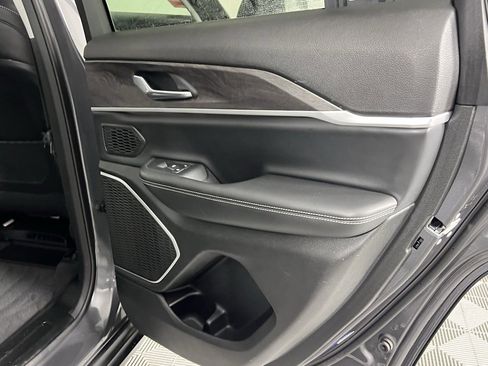 Used 2022 Jeep Grand Cherokee Limited image 27