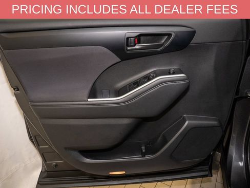 Used 2025 Toyota Highlander LE FWD image 13