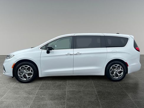 Used 2024 Chrysler Pacifica Limited FWD image 5