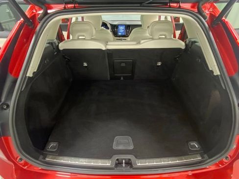 Used 2022 Volvo XC60 B5 Momentum w/ Climate Package image 9