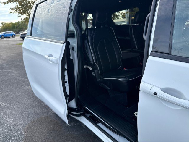 Used 2025 Chrysler Pacifica Limited FWD image 28