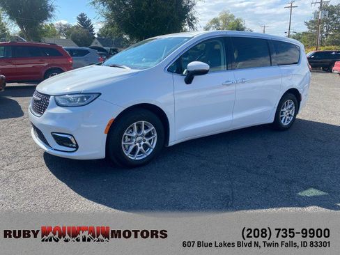 Used 2023 Chrysler Pacifica Touring-L image 3