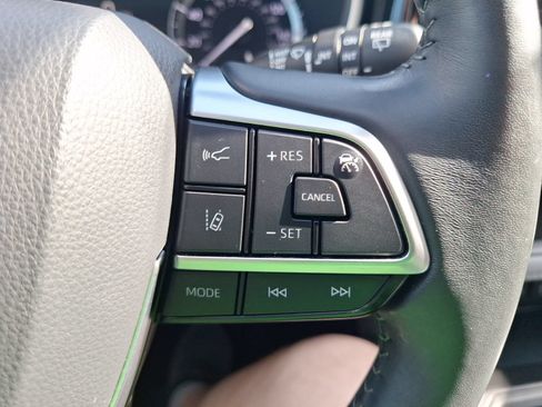 Used 2021 Toyota Highlander XLE FWD image 20