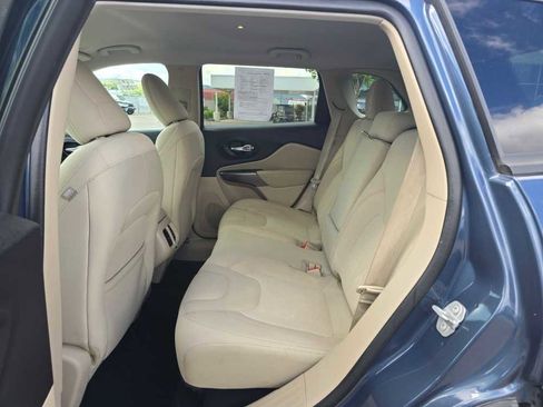 Used 2021 Jeep Cherokee Latitude FWD image 16