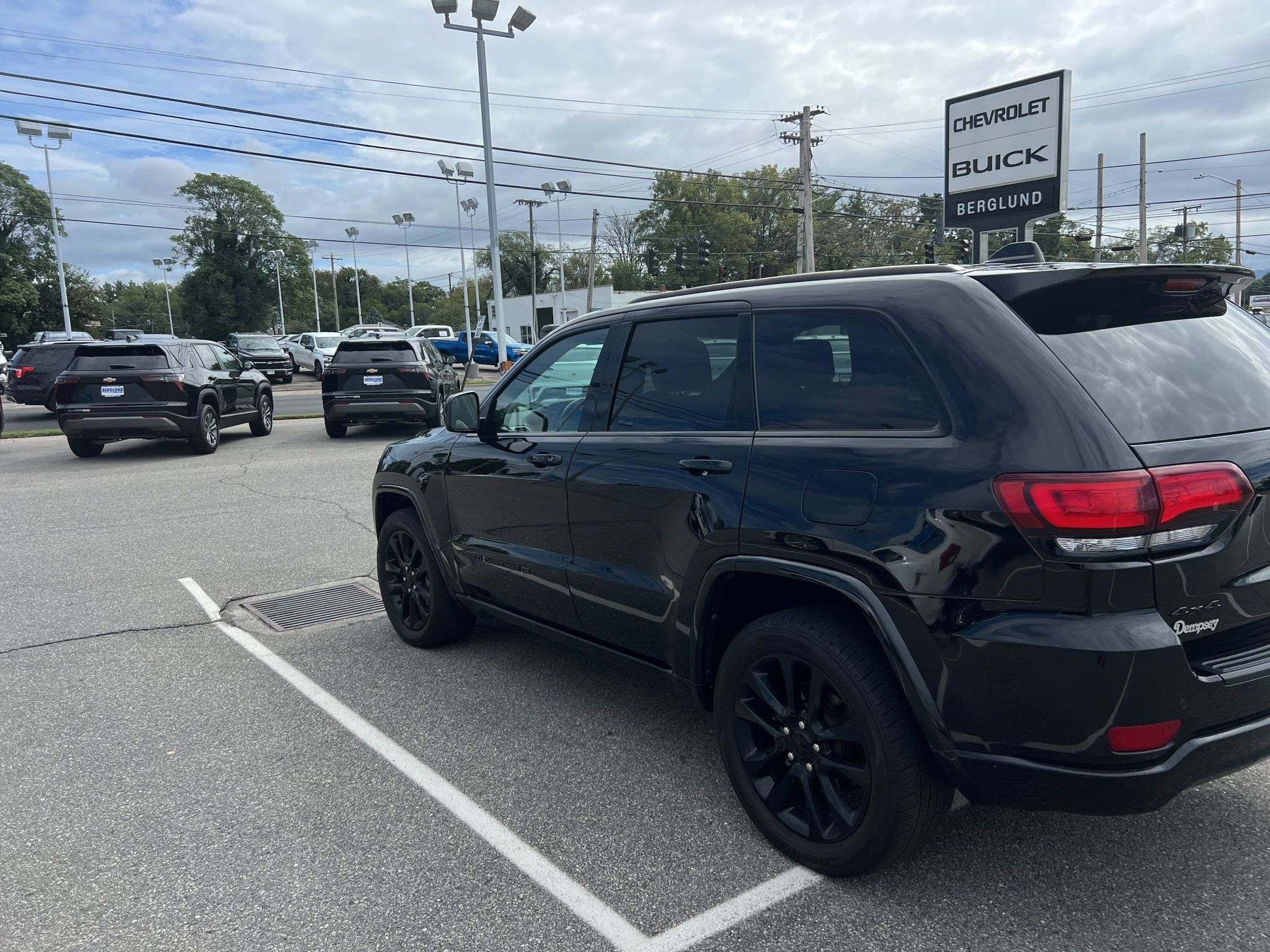 Used 2022 Jeep Grand Cherokee Laredo X AWD/4WD image 6