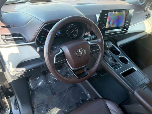 Used 2022 Toyota Sienna Platinum image 10