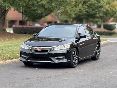 Used 2017 Honda Accord Sport image 2