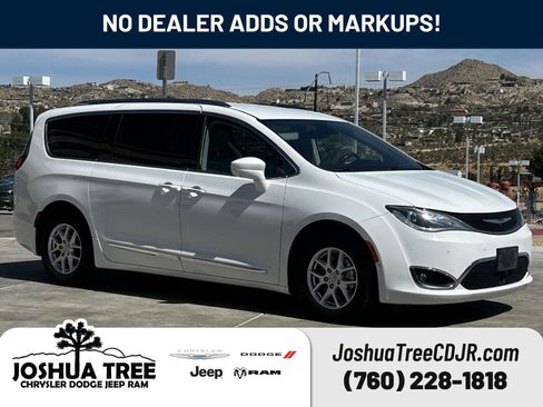 Used 2020 Chrysler Pacifica Touring-L FWD image 1