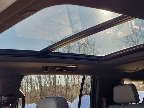 Used 2022 GMC Yukon XL SLT w/ SLT Premium Package image 29