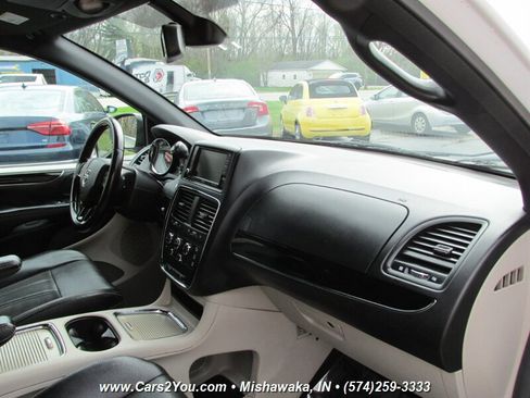 Used 2019 Dodge Grand Caravan SXT image 18