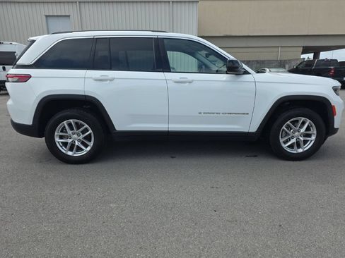 Used 2022 Jeep Grand Cherokee Laredo w/ Luxury Tech Group I AWD/4WD image 4