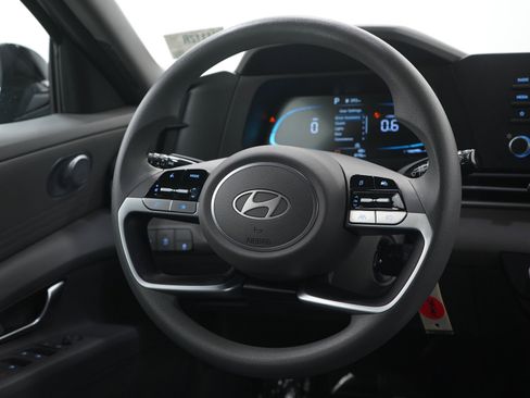 Certified 2025 Hyundai Elantra SE FWD image 14