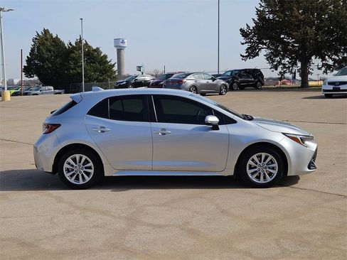 Used 2023 Toyota Corolla SE image 3