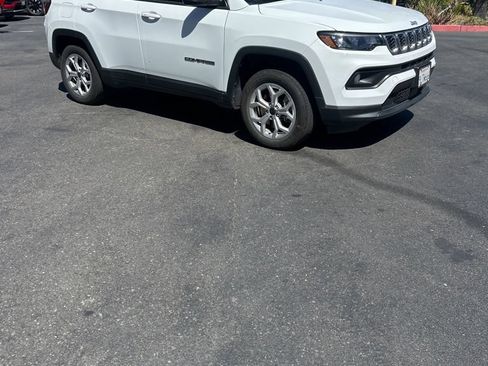 Used 2025 Jeep Compass Latitude w/ Sun & Sound Group AWD/4WD image 5