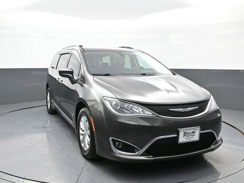 Used 2017 Chrysler Pacifica Touring-L image 3