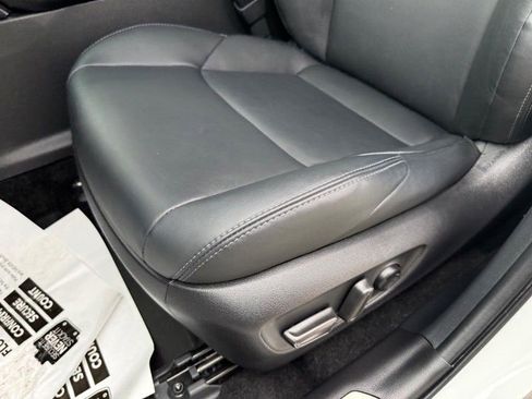 Used 2023 Toyota Venza XLE image 17