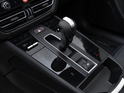 Certified 2025 Porsche Macan image 26