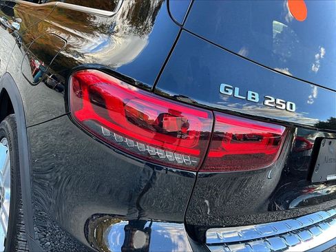 Used 2021 Mercedes-Benz GLB 250 GLB 250 w/ Premium Package image 23