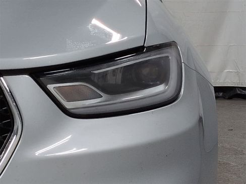 Used 2024 Chrysler Pacifica Limited image 11