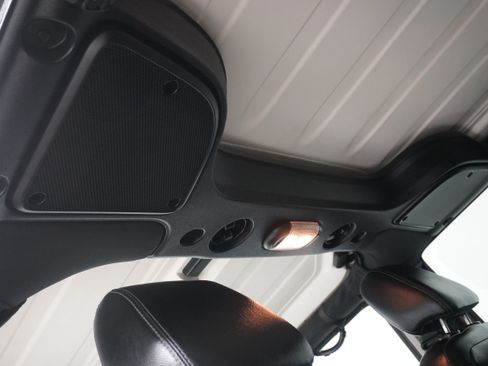 Used 2016 Jeep Wrangler Unlimited Sahara w/ Connectivity Group AWD/4WD image 15