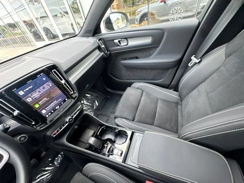 Certified 2025 Volvo XC40 B5 Plus AWD/4WD image 22